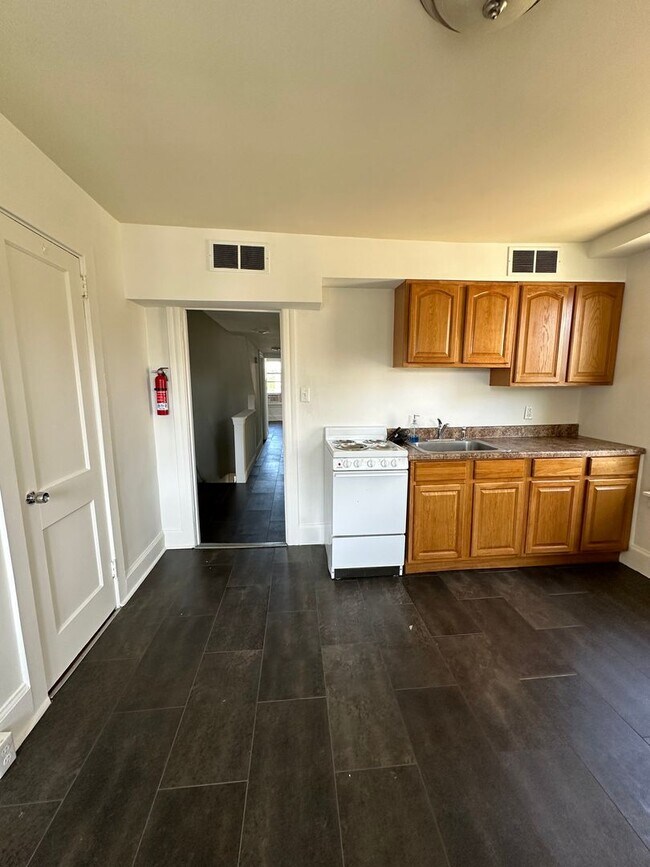 Building Photo - 404 4th St