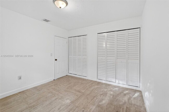 Building Photo - 1350 NE 149th St