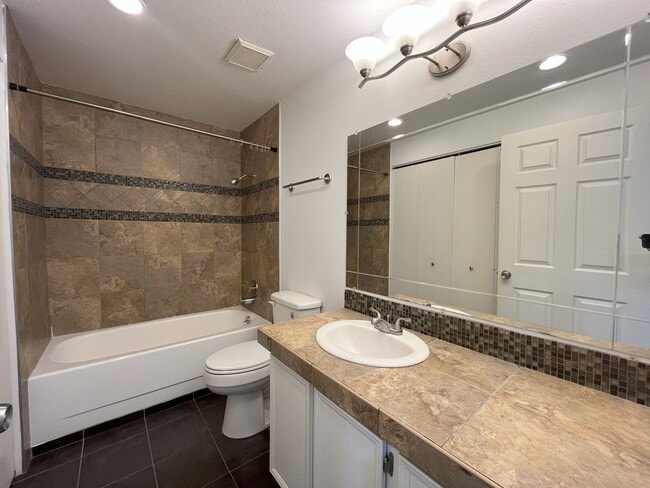 Building Photo - Spacious Yet Cozy 3BR/2BA Home with Garage...