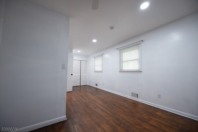 Building Photo - 349 E Shore Trail