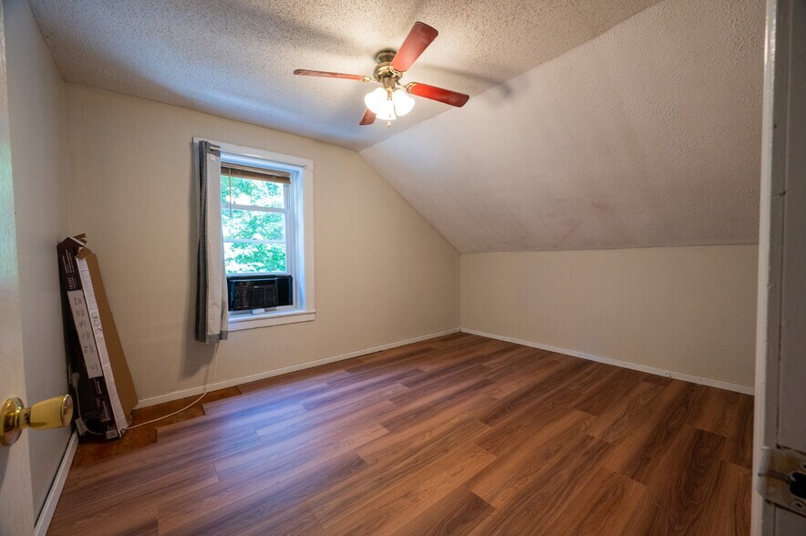 Building Photo - 977 Riverside Dr