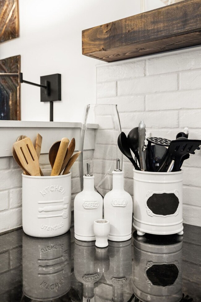 Building Photo - 1408 Pleasant St