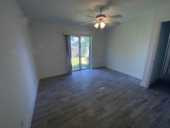 Building Photo - 553 E Ridge Cir N