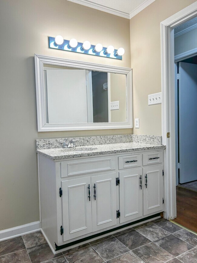 Building Photo - 675 Northview Dr NW