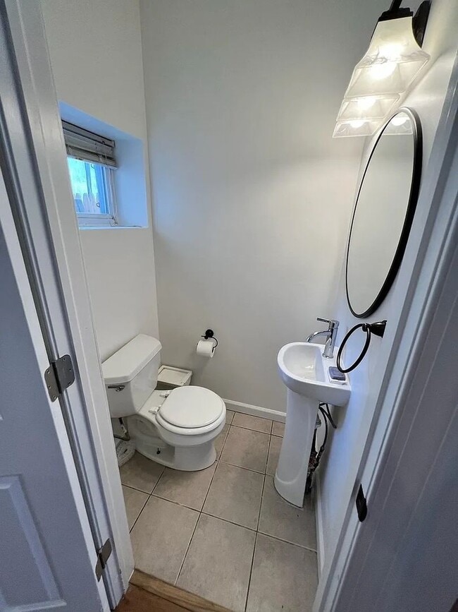 Building Photo - Large 3 Bedroom 1.5 Bath Townhome in Point Breeze! Central Air! W/D! Yard!