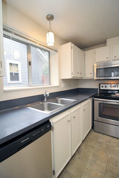 Building Photo - 5025-5025 S View Point Ter