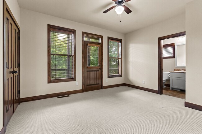 Building Photo - Prime Fayetteville Location with Easy Access to Amenities!