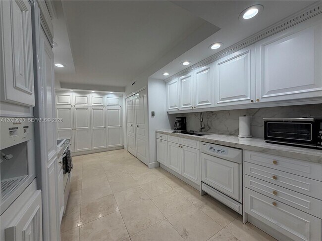 Building Photo - 1111 Crandon Blvd