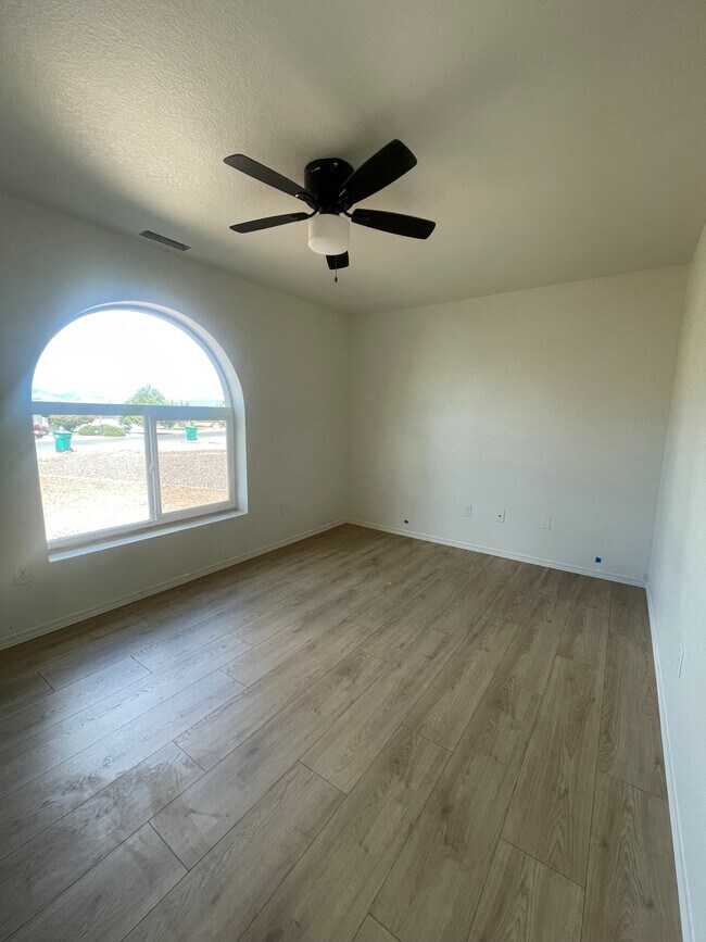 Building Photo - 4348 N Sauter Dr W