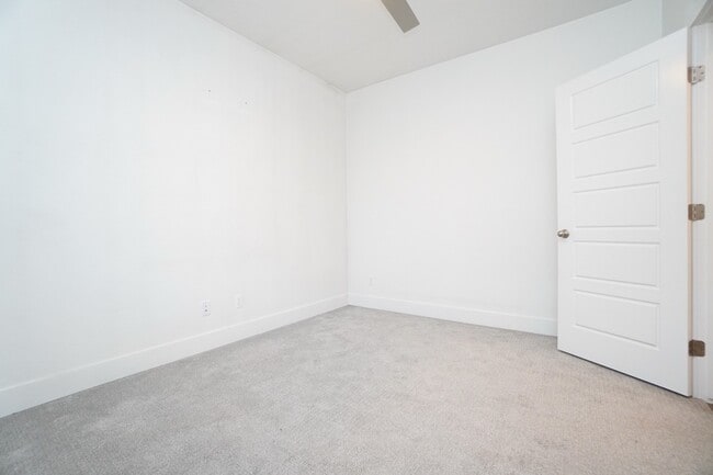 Building Photo - 5967 W Daphne Dr