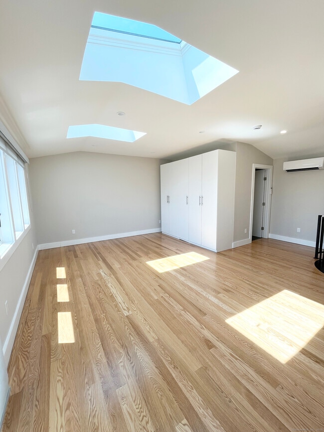 Building Photo - 6 Silver St