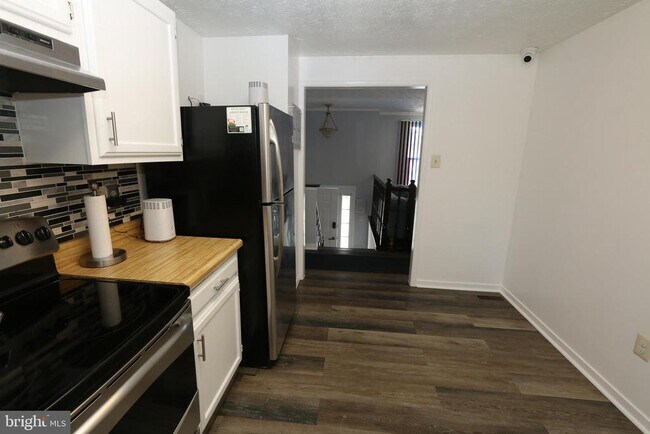 Building Photo - 6512 Cricket Pl