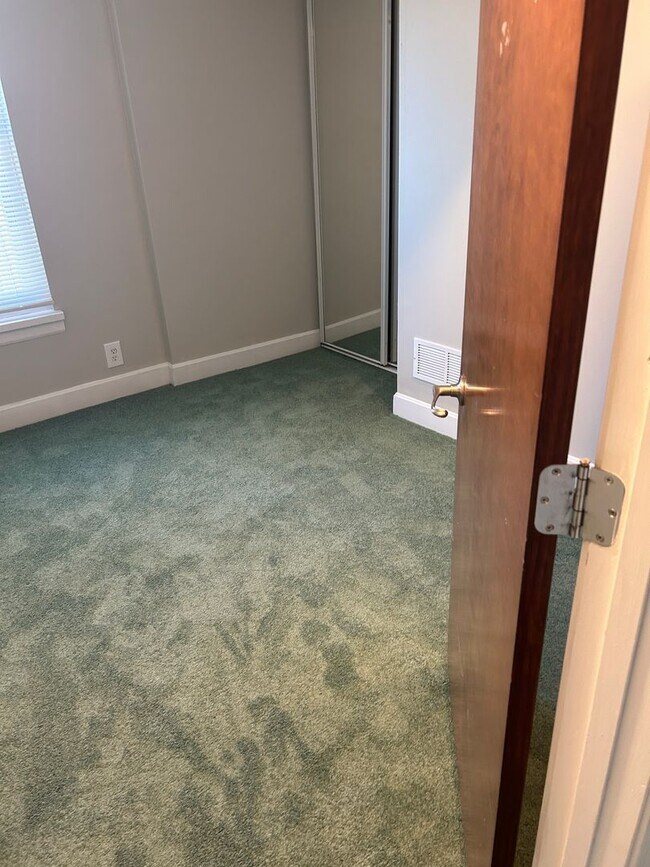 Building Photo - 909-911 Connecticut