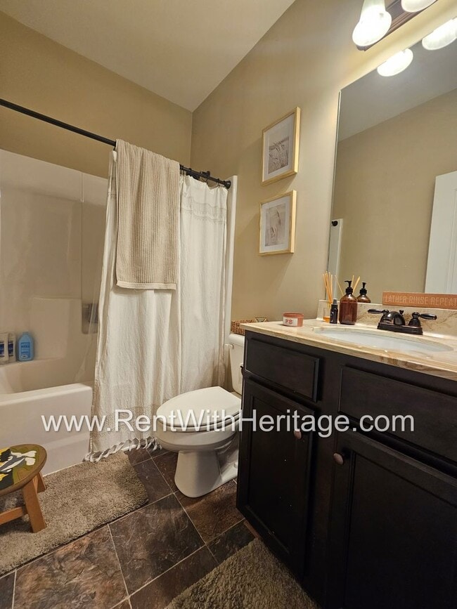 Building Photo - Gorgeous 3 bd / 2 bath / Attention to Deta...