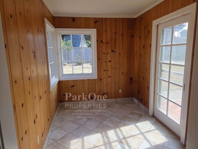 Building Photo - Adorably Rustic home 2 blocks from the shore.