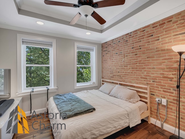 Building Photo - Classic Brick Rowhome with Rooftop Views