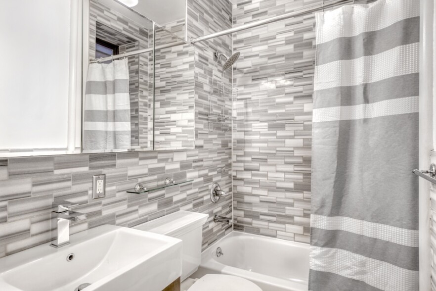 Building Photo - SOHO 1 bedroom with Custom Gourmet Kitchen