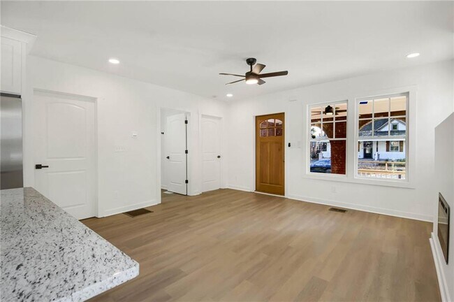 Building Photo - 1129 Larosa Terrace SW