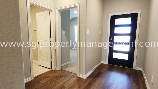 Building Photo - 417 Stagg St