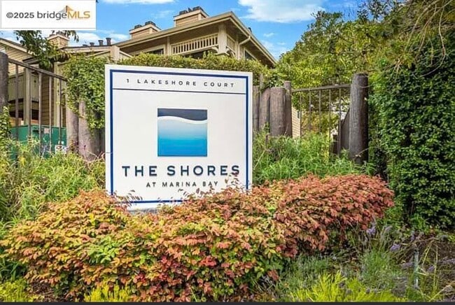 Building Photo - 15 Shoreline Ct