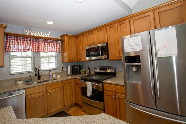 Building Photo - Charming 3 BR/2BA Ranch with fully fenced ...
