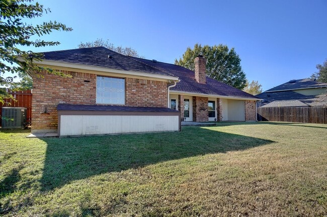 Building Photo - Beautiful Benbrook Home on Quarter Acre
