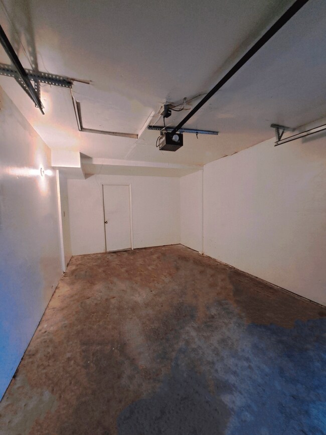 Building Photo - Charming 2-Bedroom Townhome in Fresno – Spacious Layout, Modern Kitchen & Community Amenities!