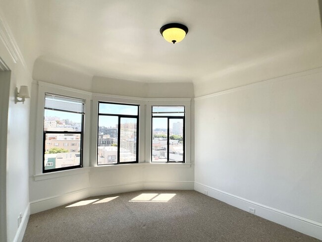 Building Photo - Stunning Multi-Level 4/2.5 W/ Dining Room....