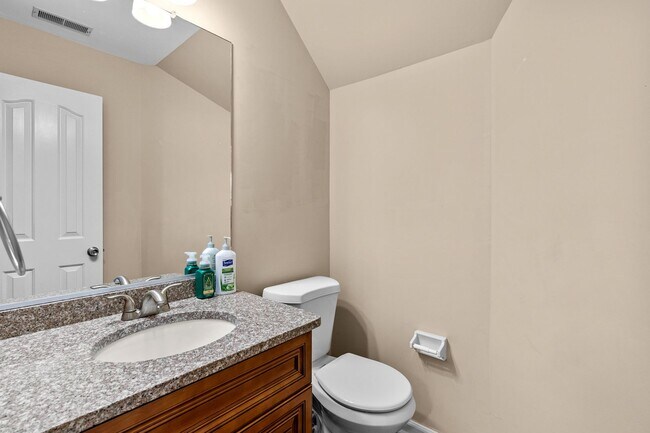 Building Photo - Stunning 2-bed condo in Virginia Beach