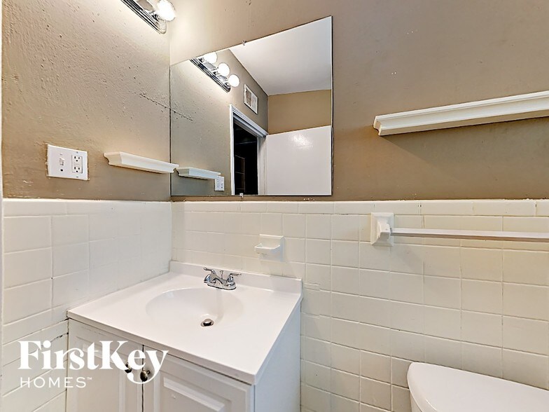 Building Photo - 805 Robinwood Dr