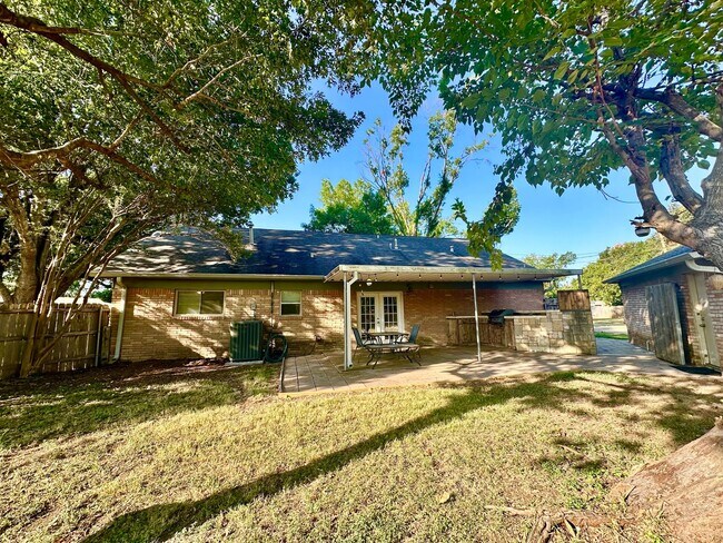 Building Photo - 5719 Fairview Dr