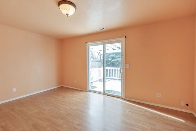 Building Photo - Large Tri-Level Home