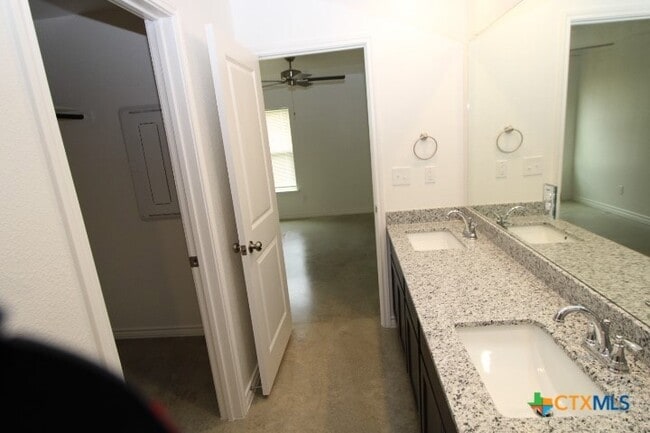 Building Photo - 514 Lost Trl