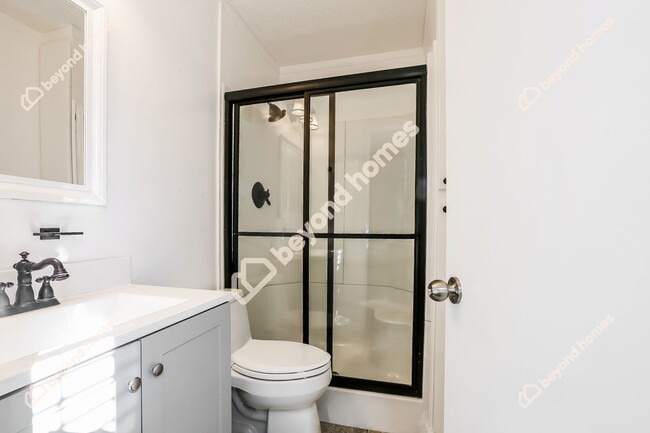 Building Photo - Beautiful 3 Bedroom 2 Bathroom House - Rea...