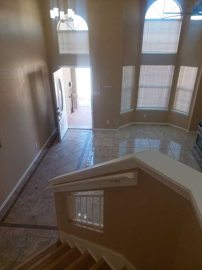 Building Photo - 4 BEDROOM 3 BATHROOM HOME! fully remodeled...
