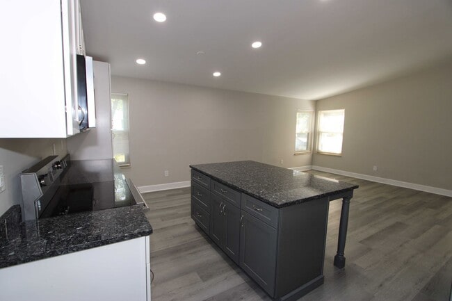 Building Photo - Stunning Remodeled 4 Bed 2 Bath Home