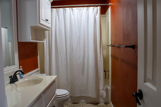 Building Photo - Charming 3 bedroom home