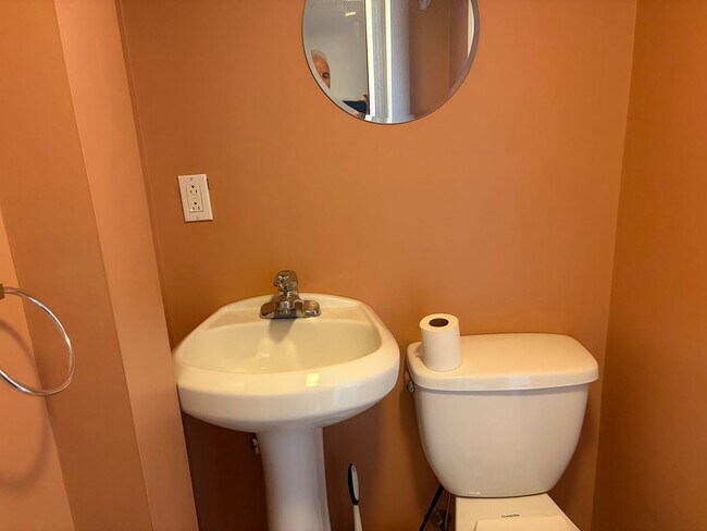 Building Photo - Well Maintained Brick Rowhome in Spring Mill Section of Clifton Heights Is Now Available for Lease