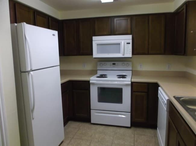 Kitchen - Heights at Corral Apartments