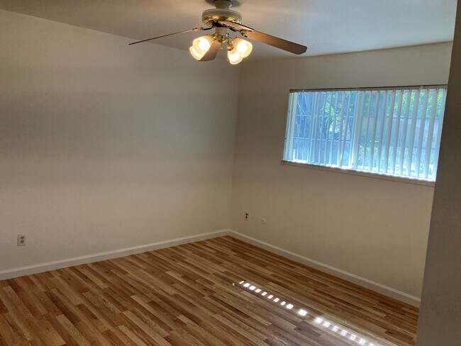 Building Photo - 1704 Ellison Dr