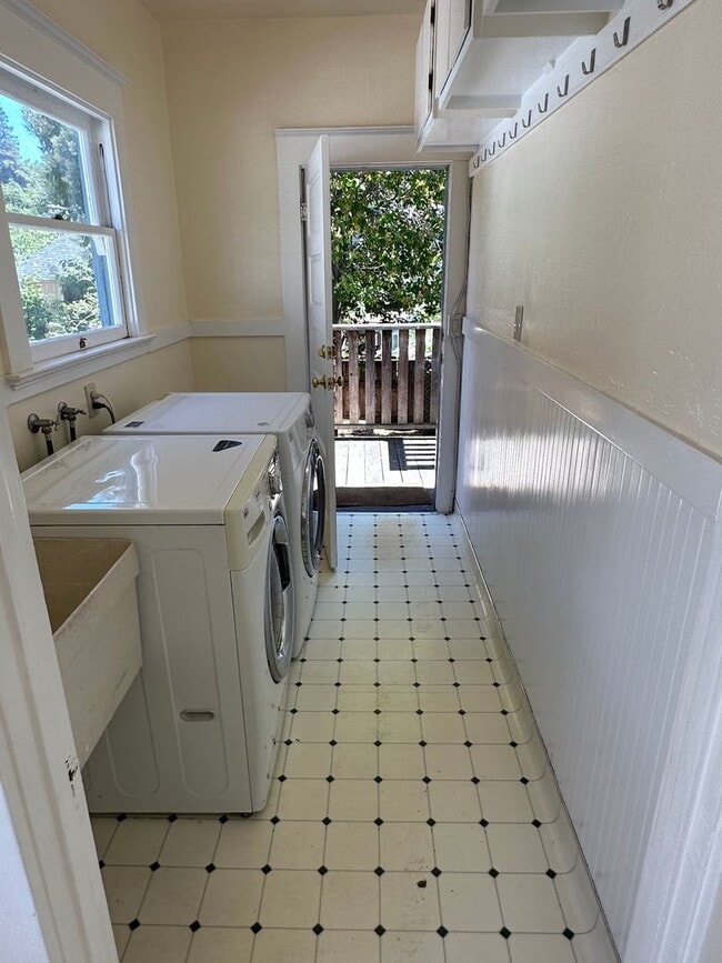 Building Photo - Great Home Located in the Pill Hill Neighborhood