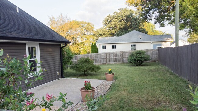 Building Photo - 520 Elgin St