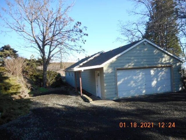 Building Photo - Remodeled Country Home