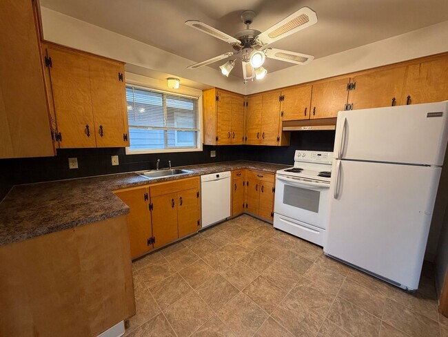 Building Photo - 3 Bedroom 2 bath single family house