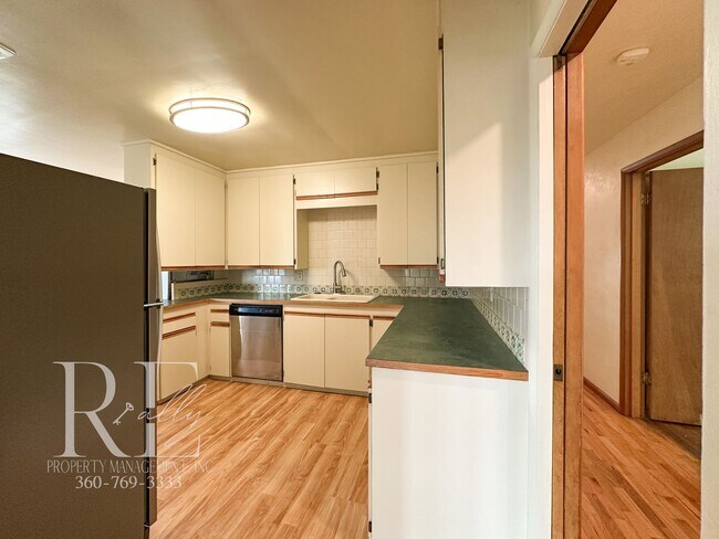 Building Photo - Enjoy Breathtaking Sunsets in the Heart of Manette
