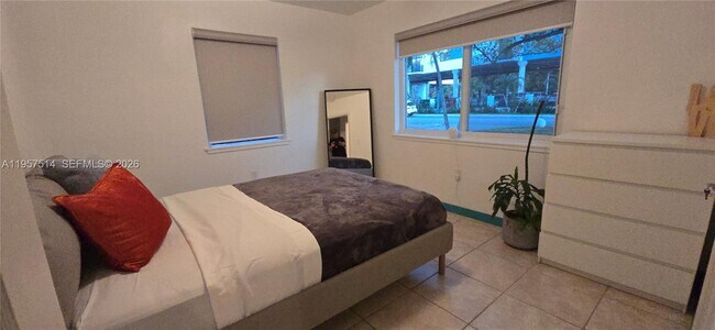 Building Photo - 875 NE 130th St