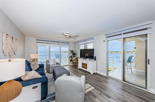 Building Photo - 6105 Bahia Del Mar Cir N