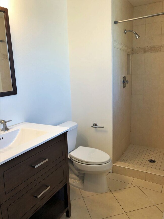 Building Photo - Fantastic Kirkland Home Available with Lar...