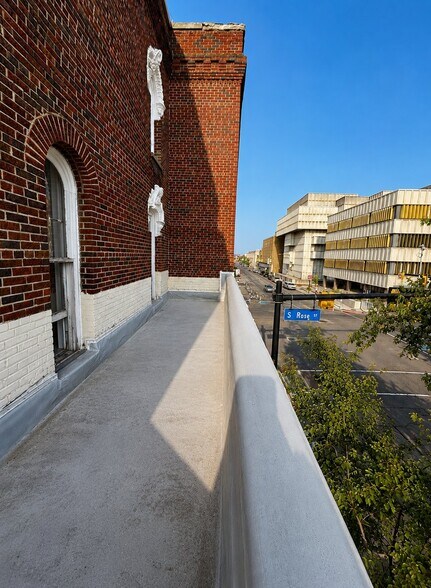 Building Photo - 346 S Rose St