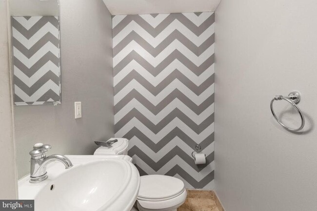 Building Photo - 714 Medina St